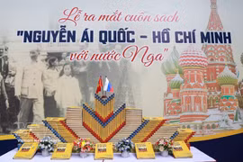 Un ouvrage bilingue vietnamien-russe intitulé "Nguyên Ai Quôc - Hô Chi Minh avec la Russie" a été lancé à Hanoï le 1er juin. Photo : VNA
