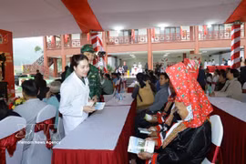 Du personnel médical vietnamien et chinois coordonne des examens médicaux pour les résidents locaux dans le cadre du 10e programme d'échange d'amitié en matière de défense des frontières Vietnam-Chine. Photo : VNA