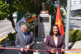 L'ambassadeur du Vietnam au Mexique, Nguyen Van Hai, et la maire d'Acapulco, Abelina López Rodríguez, lors de la cérémonie d'inauguration de la statue restaurée du Président Ho Chi Minh. Photo : VNA