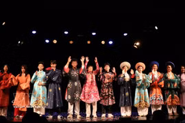 Présentation de costumes vietnamiens. Photo : VNA
