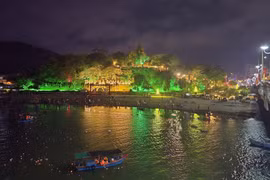 Les tours de Ponagar lumineuses dans la nuit. Photo : Dang Tuan-VNA