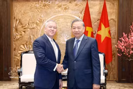 Le secrétaire général du Parti communiste du Vietnam (PCV), To Lam (à droite) reçoit le secrétaire d’État adjoint des États-Unis, Michael DeSombre. Photo : VNA