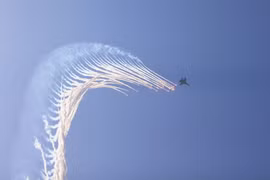 Démonstration de leurres thermiques par des avions de chasse Su-30MK2 dans le ciel de Hô Chi Minh-Ville. Photo: VNA