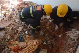 Une équipe de secours vietnamienne récupère une autre victime du tremblement de terre au Myanmar (Photo : VNA)