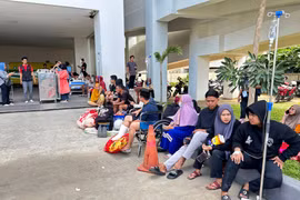 Des patients évacués d’un hôpital après le séisme sur l’île de Sulawesi, en Indonésie, le 16 juin 2026. Photo : Xinhua/VNA