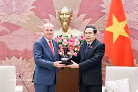 Le président de l’Assemblée nationale, Tran Thanh Man (à droite), remet un cadeau souvenir à l’ambassadeur du Canada au Vietnam, Jim Nickel. Photo: VNA