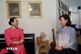 Artiste MINH HA PATMORE (à gauche) de l'Organisation d’échanges culturels Vietnam-Australie dans une interview accordée à la coorespondante de la VNA en Australie. Photo : VNA