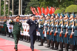 Le général Nguyen Tan Cuong (droite), chef d'état-major de l'Armée populaire vietnamienne et vice-ministre de la Défense et le général Uchikura Hiroaki, chef d'état-major des Forces d'autodéfense japonaises, passent en revue la garde d'honneur de l'Armée populaire vietnamienne. Photo : VNA.