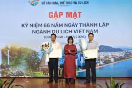 Remise de la décision de reconnaître officiellement deux destinations touristiques. Photo : VNA