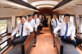 Le train "Les cinq portes de Hanoï" renouvelle le tourisme ferroviaire. Photo : VNA