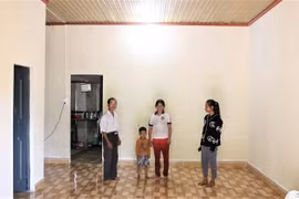 La province de Kon Tum, située sur les Hauts Plateaux du Centre, mobilise l’ensemble de son système politique pour accompagner les populations défavorisées, en particulier les communautés issues de minorités ethniques, dans la construction de logements neufs, salubres et durables. Photo : VNA