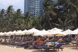 Des touristes russes sur la plage de Nha Trang. Photo : VNA