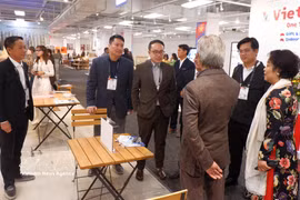 Le Vietnam a présenté une large gamme de produits traditionnels aux entreprises américaines. Photo : VNA