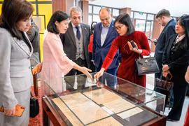 Les délégués visitent l'espace. Photo: VNA