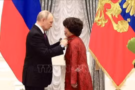 Le président Vladimir Poutine remet l'Ordre de l'amitié à Thai Huong, Héroïne du travail. Photo : VNA