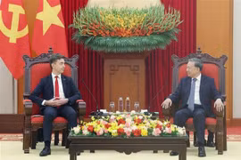 Le secrétaire général du Parti Tô Lâm (droite) et l'ambassadeur de l'Union européenne (UE) au Vietnam, Julien Guerrier. Photo: VNA
