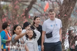 En janvier, le Vietnam a accueili près de 2,1 millions de visiteurs internationaux. Photo : VNA
