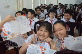 Le programme "Non aux fake news", organisé à Da Nang pour 100 élèves autour du thème "Comment éviter les arnaques sur les réseaux sociaux", est le premier projet au monde de sensibilisation aux fake news destiné aux écoliers, initié par l’Agence vietnamienne d’information. Photo: VNA 