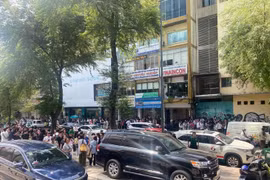 De nombreux bâtiments à Hô Chi Minh-Ville et à Hanoï ont tremblé après un séisme survenu au Myanmar, obligeant les employés des immeubles élevés à courir dehors. Photo: journal Tuoi Tre