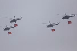 Les couleurs nationales flottent dans le ciel en préparation du 50e anniversaire de la libération du Sud et de la réunification nationale