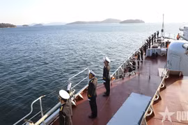 Le navire 015 - Trân Hung Dao quitte la base navale de Jinhae. Photo: qdnd.vn