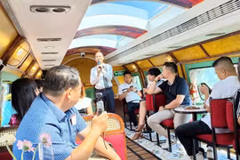 Un nouveau train touristique haut de gamme relie Hanoï à Ninh Binh, offrant aux voyageurs une nouvelle façon de découvrir les paysages et le patrimoine de l’ancienne capitale. Photo : internet