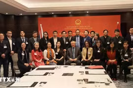 Le vice-Premier ministre permanent Nguyen Hoa Binh prend une photo avec les représentants de la Société intellectuelle vietnamienne au Royaume-Uni et en Irlande. Photo : VNA