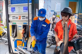 Achat et vente d'essence et de diesel dans une station-service Petrolimex. Photo: VNA