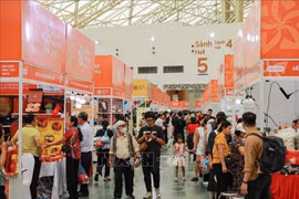 En sa troisième journée d'ouverture, la Foire d'Automne 2025 attire toujours un large public venu profiter d'offres promotionnelles exceptionnelles. Photo : VNA