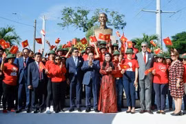 Le Premier ministre Pham Minh Chinh assiste à la cérémonie de rénovation et de dépôt de gerbe au mémorial du Président Hô Chi Minh, à Saint-Domingue, en République dominicaine. Photo: VNA
