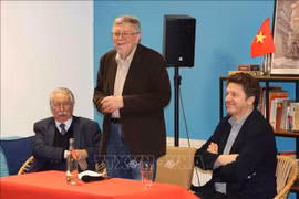 Pierre Gréga, président de l'Association d'amitié Belgique-Vietnam s'exprime lors d'un événement de soutien aux victimes vietnamiennes de l'agent orange à Bruxelles (Belgique) en février 2025. Photo : VNA