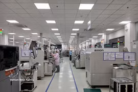 Ligne de production SMT pour dispositifs électroniques à l'usine Trung Nam EMS, dans le parc technologique de haute technologie de Da Nang. Photo : VNA