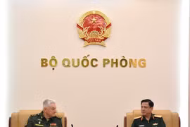 Le vice-ministre vietnamien de la Défense, le général de corps d’armée Nguyên Truong Thang (droite) et le général de corps d’armée Vladimir Borisovich Zarudnitsky, directeur de l’Académie militaire de l’État-major général des Forces armées de la Fédération de Russie. Photo : qdnd.vn