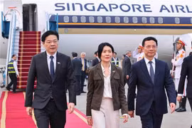 Le Premier ministre Lawrence Wong et sa suite ont été accueillis à l'aéroport international de Noi Bai par le ministre des Sciences et des Technologies, Nguyen Manh Hung. Photo . VNA