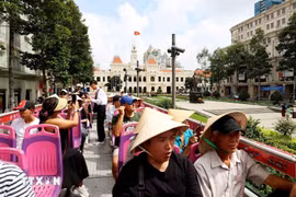 Les touristes internationaux visitent le centre-ville d'Ho Chi Minh-Ville en bus à impériale. Photo : VNA