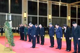 Le secrétaire général du Parti communiste du Vietnam Tô Lâm s'est rendu à Vientiane pour rendre hommage à Khamtay Siphandone. Photo: VNA