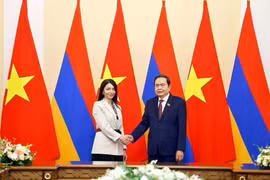 Le président de l'Assemblée nationale du Vietnam, Tran Thanh Man et Hasmik Hakobyan, présidente du groupe d'amitié parlementaire Arménie-Vietnam. Photo : VNA