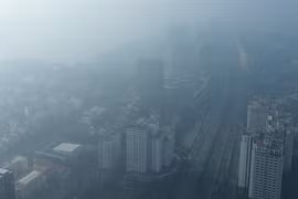 Les rues de Hanoï sont recouvertes d'une fine poussière. La capitale a mis en œuvre diverses mesures pour lutter contre la pollution atmosphérique, en particulier durant la saison sèche. Photo : VNA