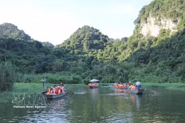 Des visiteurs découvrent le parc ornithologique de Thung Nham, dans le quartier de Nam Hoa Lu, province de Ninh Binh. Photo : VNA.