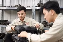 Des étudiants du Collège Viet My de Hanoï s’exercent à l’atelier automobile de l’établissement. Photo : VNA