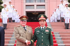 Le général d’armée Phan Van Giang, membre du Bureau politique, vice-secrétaire de la Commission militaire centrale et ministre vietnamien de la Défense (droite) et le général d’armée Álvaro López Miera, membre du Bureau politique et ministre des Forces armées révolutionnaires de Cuba. Photo : VNA