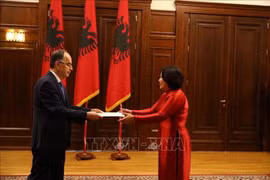 L’ambassadrice du Vietnam en Grèce, également accréditée auprès de l’Albanie, Pham Thi Thu Huong, a présenté ses lettres de créance au président albanais Bajram Begaj. Photo : VNA