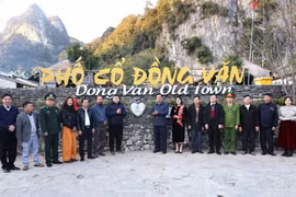 Des délégués assistant à la cérémonie de lancement du « Système d'enregistrement numérique et de points de fidélité » de l'Association touristique de la commune de Dong Van. Photo : VNA