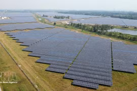 La centrale solaire de Cam Hoa, dans la province de Ha Tinh, est équipée d'environ 152 600 panneaux solaires (Photo : VNA).
