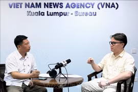 Le chercheur Enzo Sim, spécialiste de l’histoire de l’Asie du Sud-Est et de la défense, répond aux questions d’un journaliste de l’Agence vietnamienne d’information (VNA). Photo d’archives : VNA 