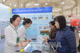Les visiteurs découvrent et expérimentent une large gamme de produits au stand du groupe TH. Photo : VNA