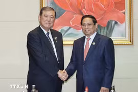 Le Premier ministre Pham Minh Chinh (droite) et son homologue Ishiba Shigeru à Vientiane du Laos. Photo : VNA