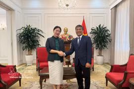 Le vice-ministre des AE Nguyên Minh Vu reçoit la vice-présidente du Guangxi de Chine. Photo : VNA