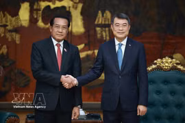 Le Premier ministre Lê Minh Hung (droite) et Vanhxay Phongsavanh, membre du Bureau politique, secrétaire du Comité central du Parti populaire révolutionnaire lao, président de la Commission centrale de contrôle, inspecteur général d’État et président du Comité central de pilotage de la prévention et de la lutte contre la corruption du Laos. Photo : VNA