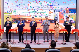 Les dirigeants de C.P. Vietnam et les délégués lors de la cérémonie annonçant l’exportation du premier lot de viande de poulet transformée du Vietnam vers le marché sud-coréen. Photo : VNA